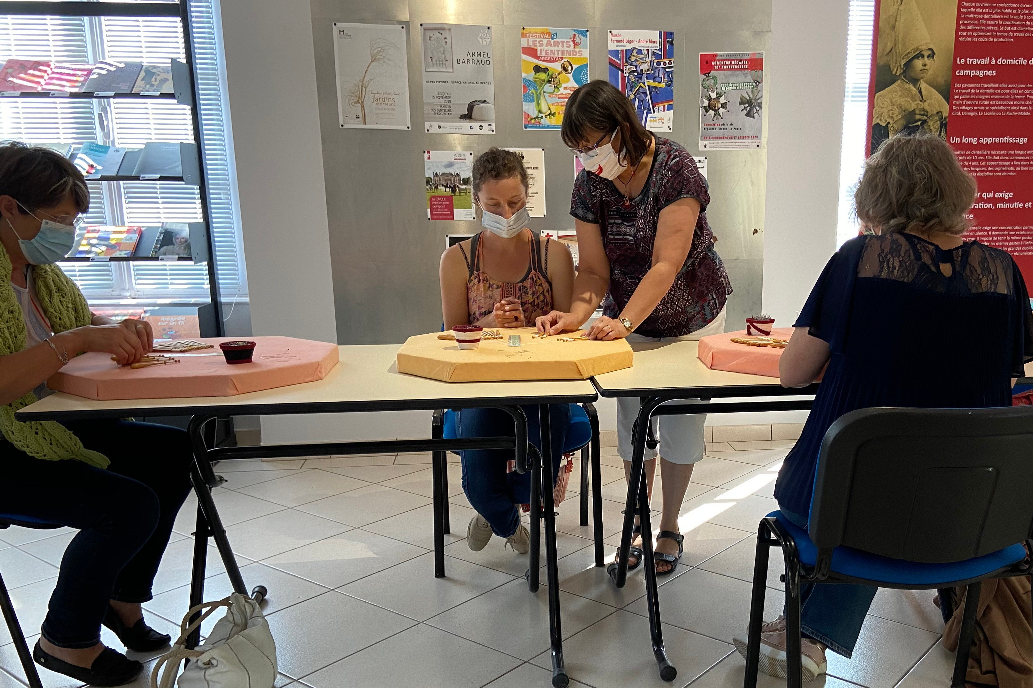Ateliers dentelle aux fuseaux Mairie d'Argentan - Maison des Dentelles