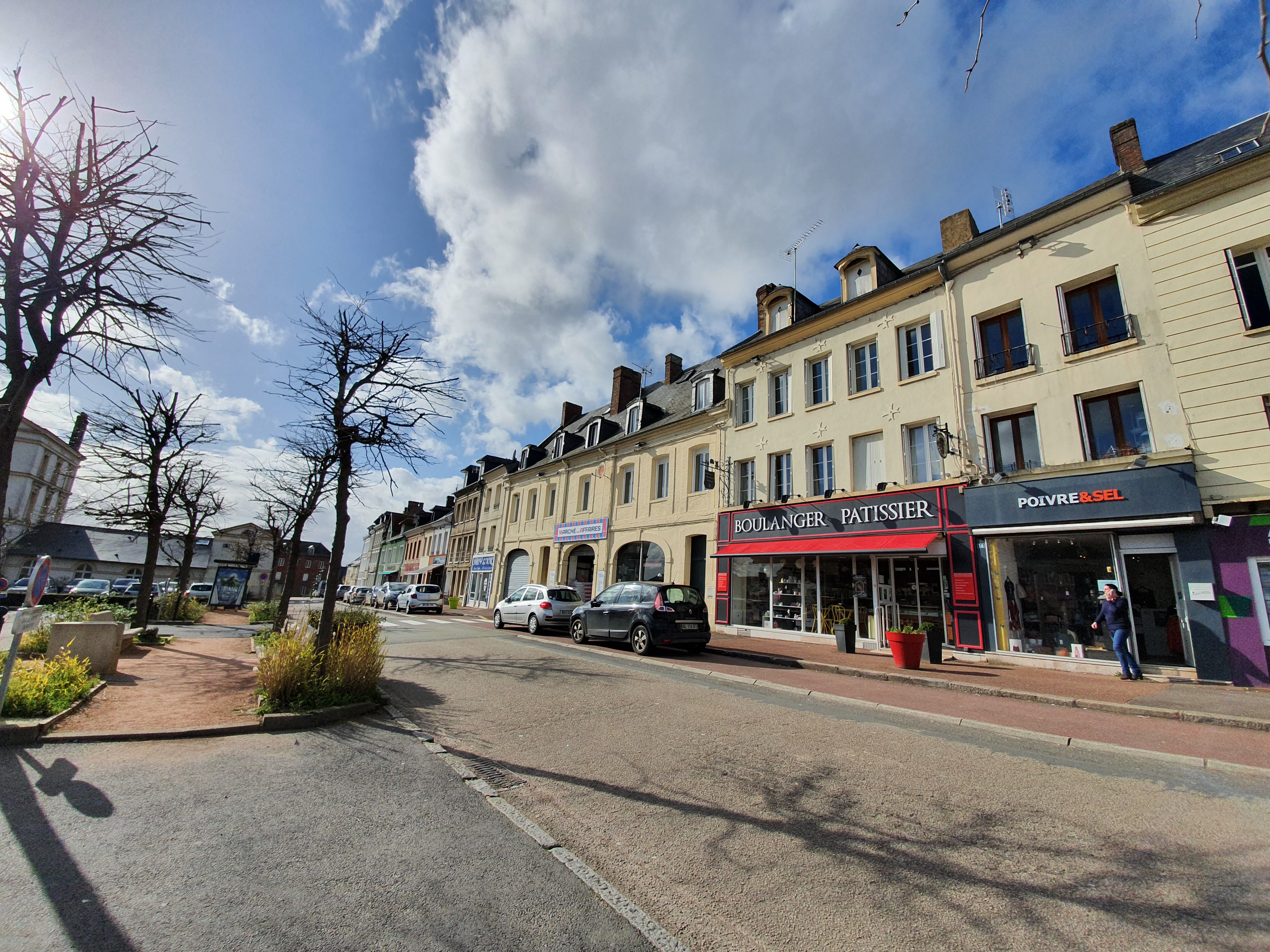 Commerces autour de la place