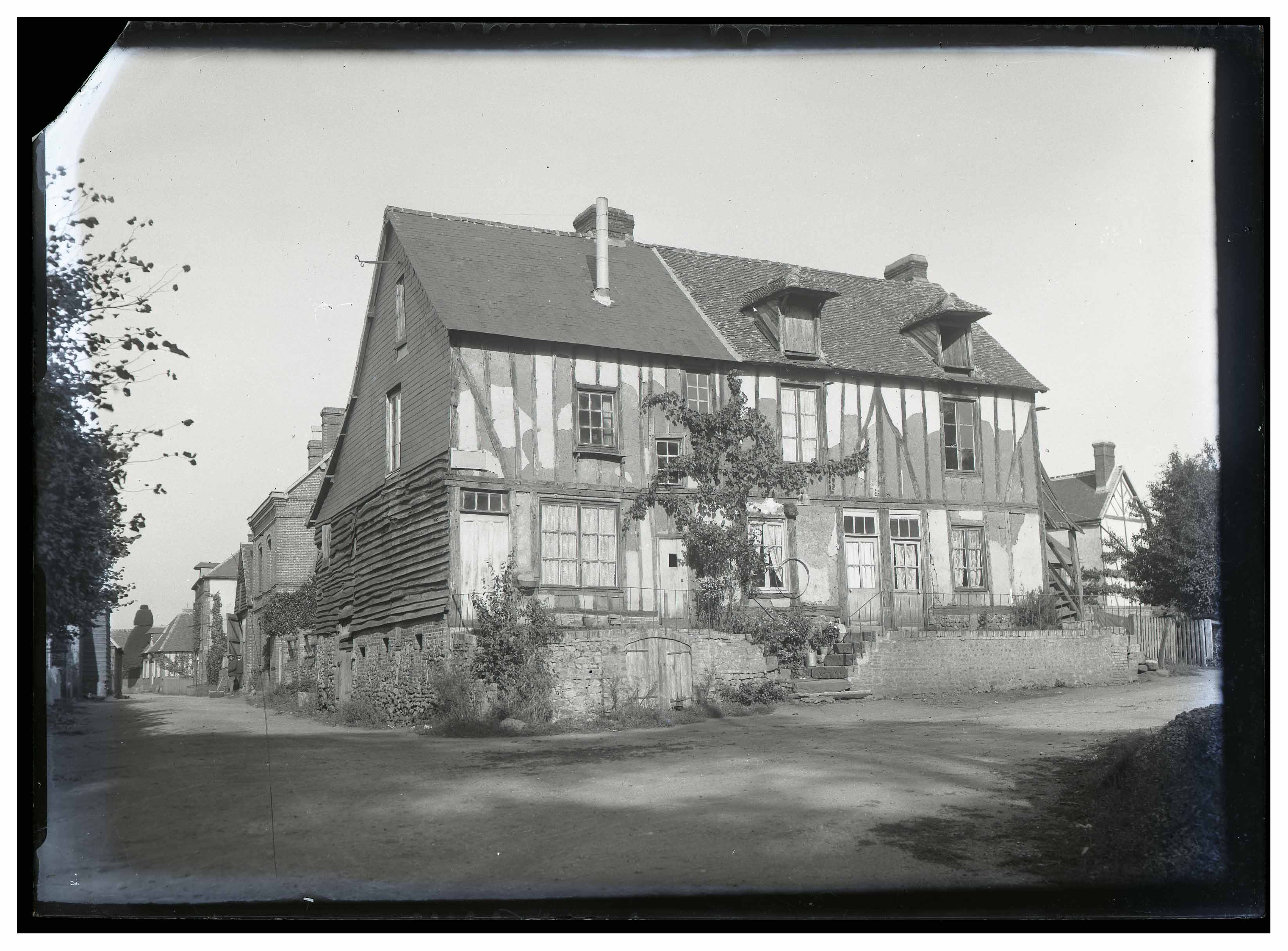 Eugène Pasquis, La Ferté-Fresnel, ancienne maison normande (Arch. dép. Orne, 22 Fi 1543) Eugène Pasquis, La Ferté-Fresnel, ancienne maison normande