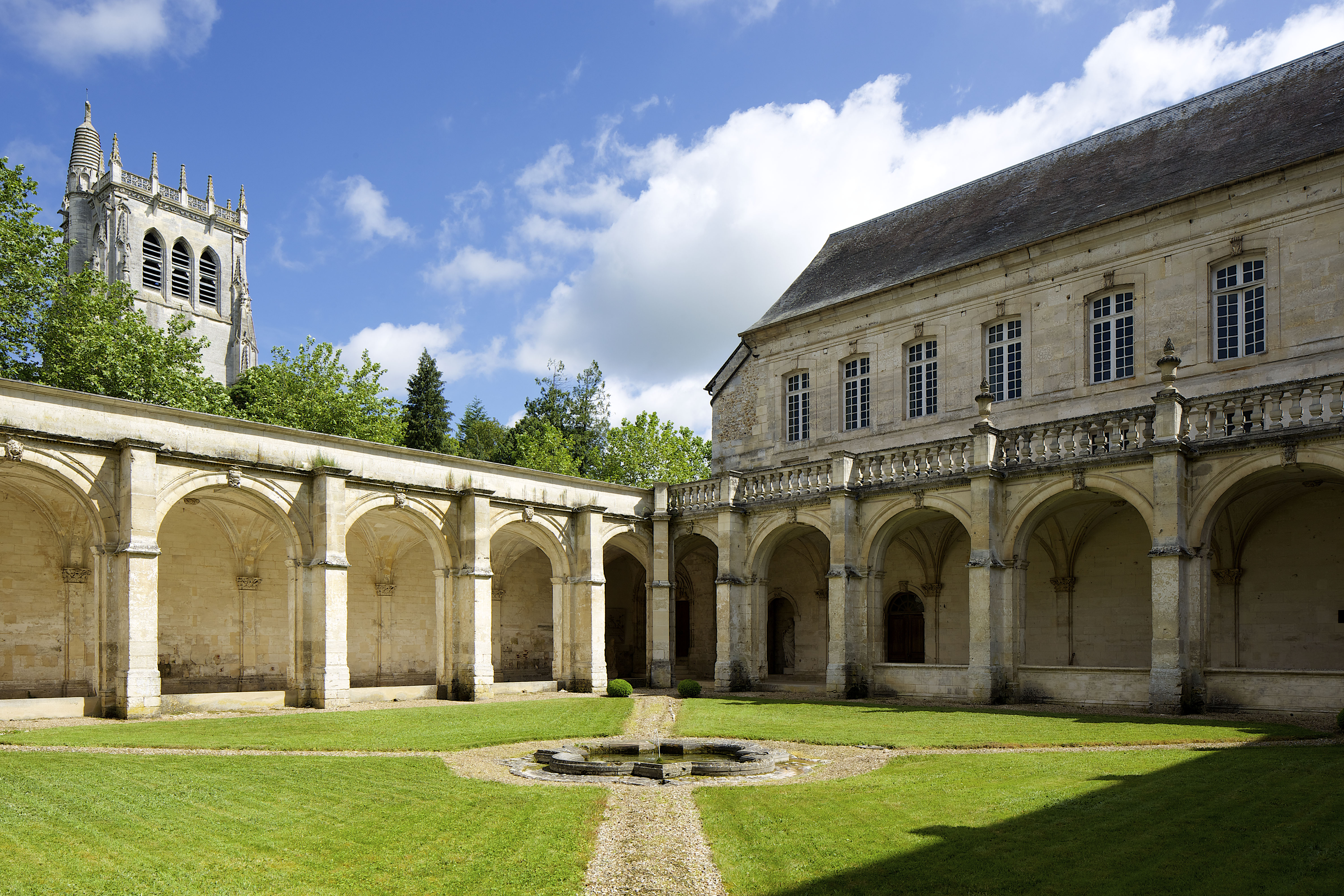 Abbaye du Bec-Hellouin, cloître