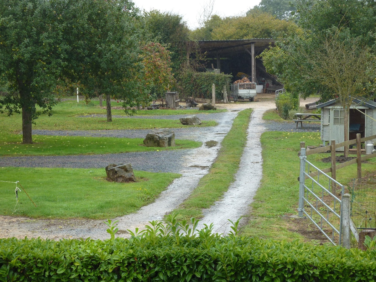   Aire-de-camping-car-Cave-du-Tronquay-1 