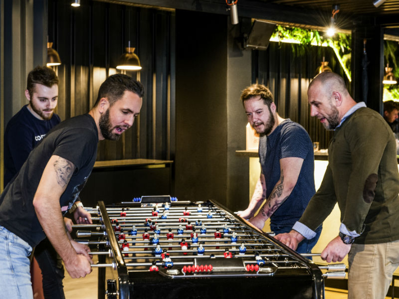 Baby foot géant