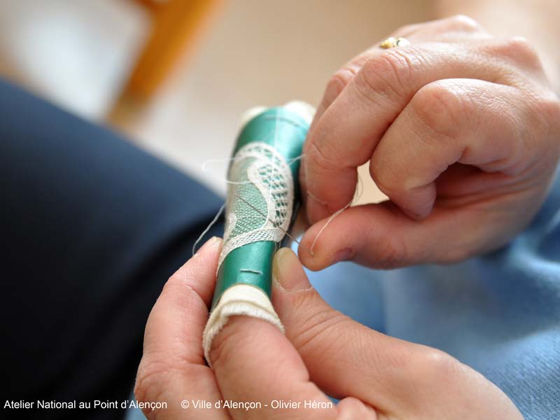 © Mobilier national. Cliché : Olivier Héron, Direction de la Communication de Ville d’Alençon Étape du savoir-faire de la dentelle au Point d’Alençon : brode. Atelier conservatoire national de dentelle au Point d’Alençon