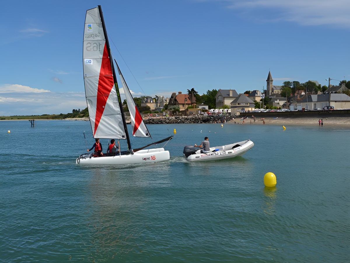 Flotte de catamarans au large de Grandcamp-maisy