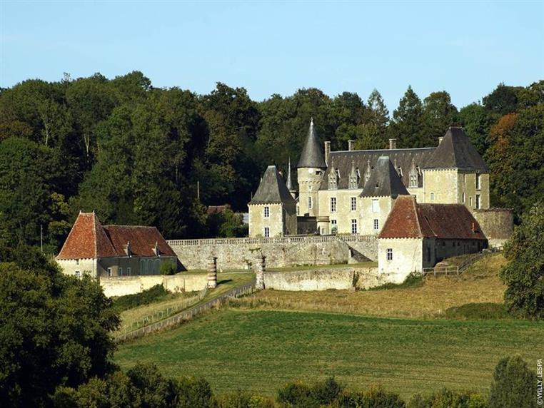Chateau-des-Feugerets-Chapelle-Souef