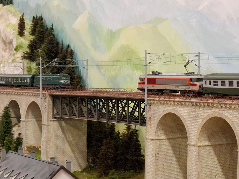 Croisement-sur-un-ouvrage-d-art
