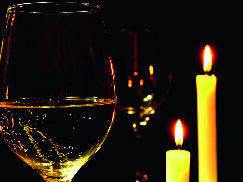 Dîner aux chandelles © Schutterstock ©Schutterstock Dîner aux chandelles © Schutterstock