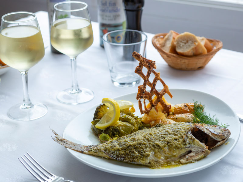 Dorade-grise-rotie-aux-herbes-2022-A--F.Godard-2668 800x600