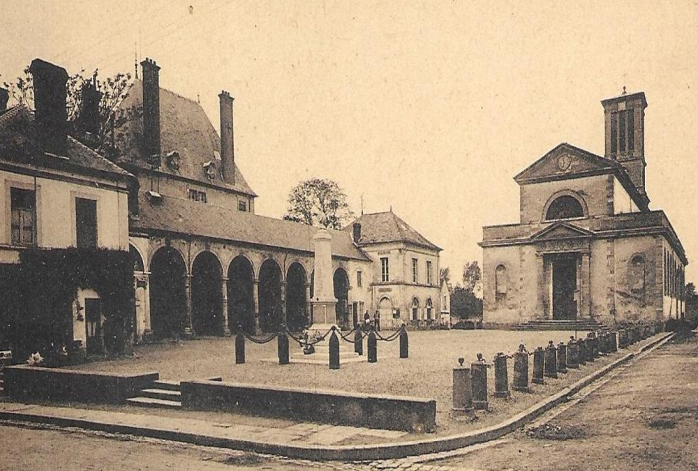 Mortrée, l'église, les halles et la mairie Arch. dép. Orne, 2 Fi CP Mortrée, l'église, les halles et la mairie