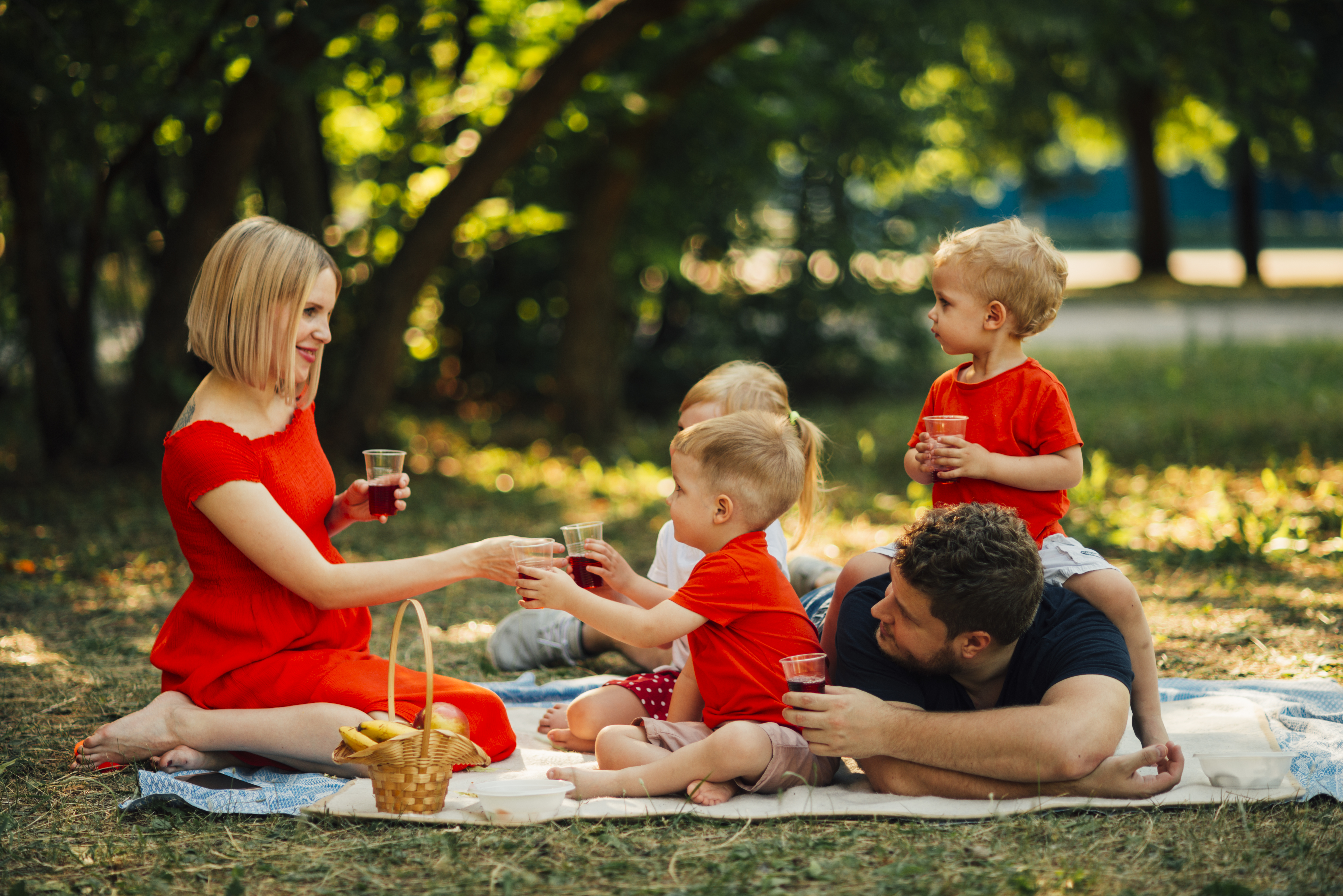 Famille dehors (freepik)