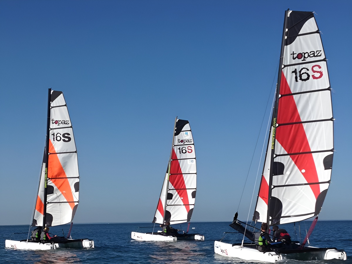 Flotte de catamarans au large de Grandcamp-maisy