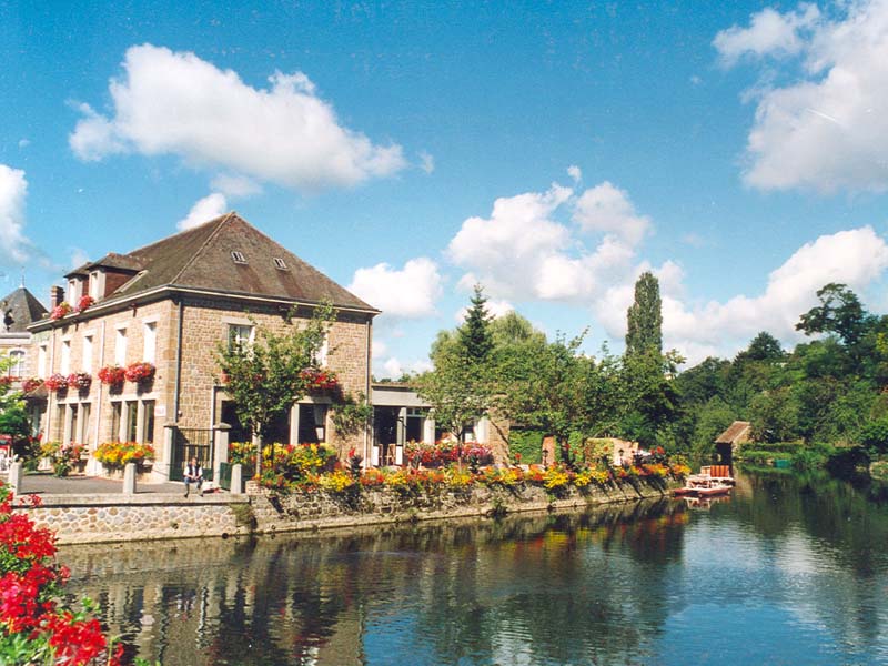 © orne tourisme Hotel du Lion Verd - Putanges