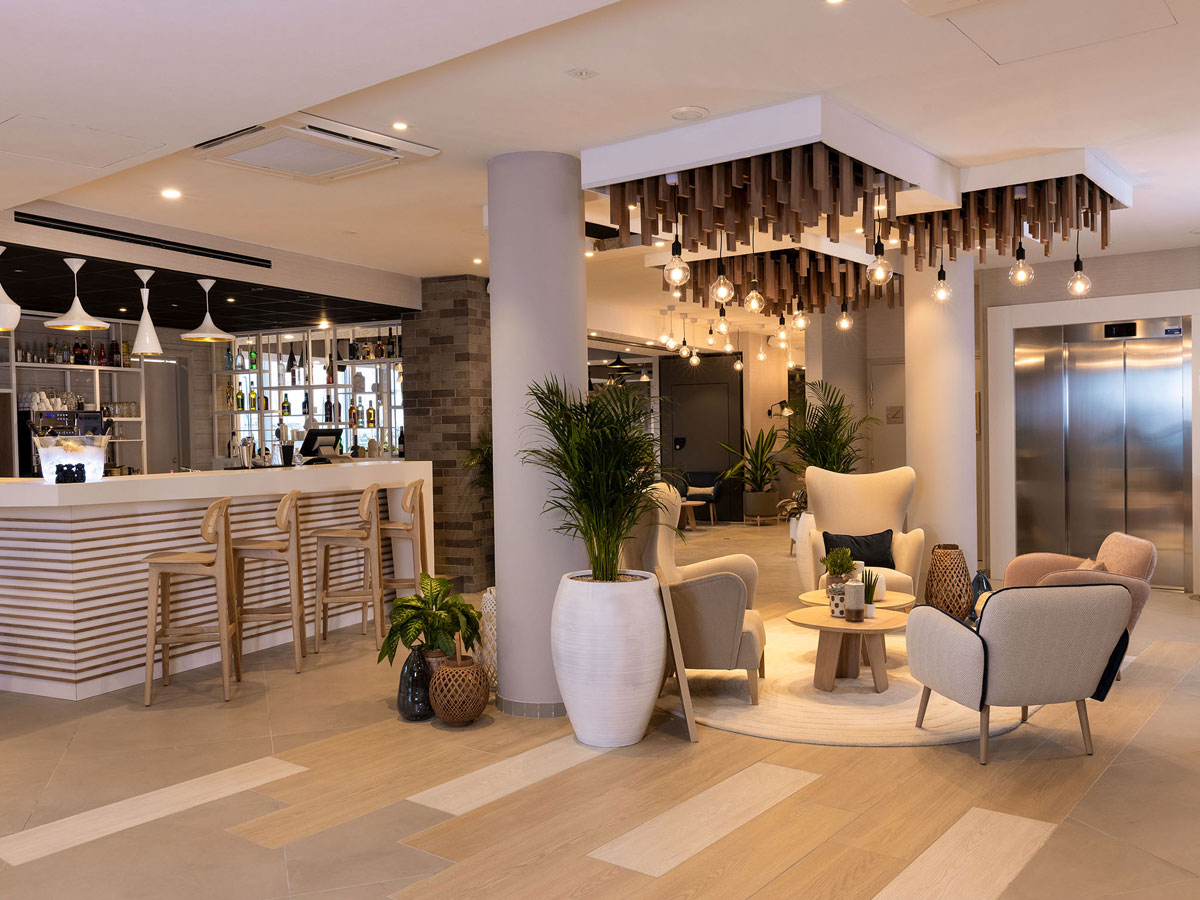 Hall-et-bar©Hilton-Garden-I
