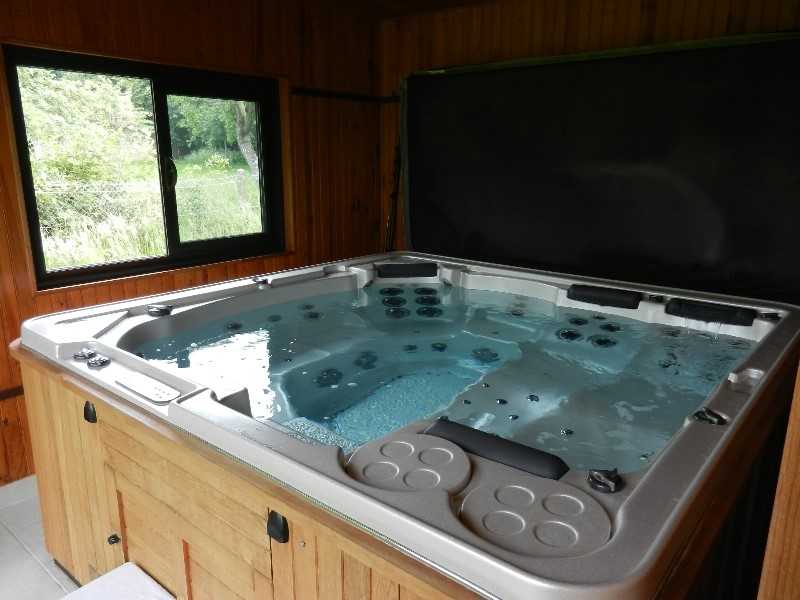 JACUZZI © TUOT C - EURL LES ROULOTTES DE LA RISLE