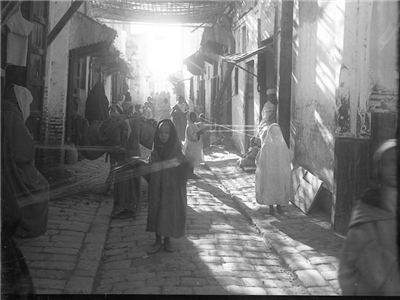 Arch. dép. Orne, 86 Fi 3 / 10117 Paul Lancre, Meknès, Maroc, Jeunes Arabes tenant des fils, 1928