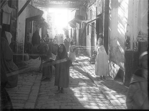Paul Lancre, Meknès, Maroc, Jeunes Arabes tenant des fils, 1928