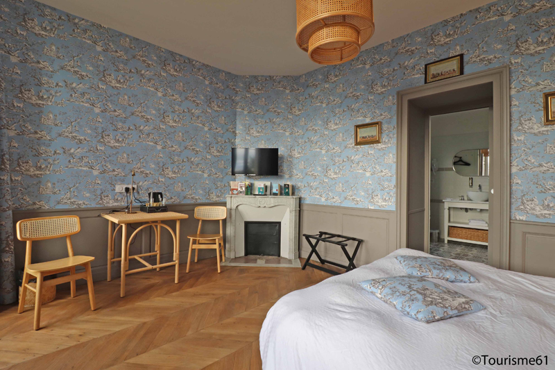 FenetreSurChateau©Tourisme61 Les2Marguerite2023©M.Beslin-Tourisme61 (7)red