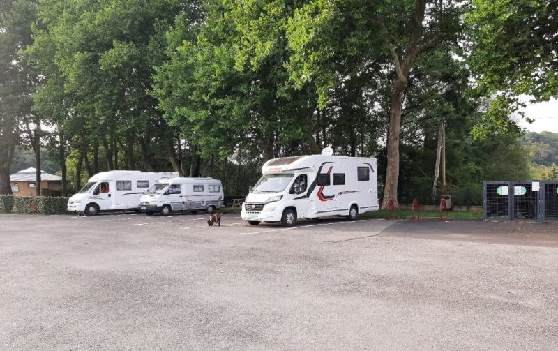 Aire de stationnement et de services