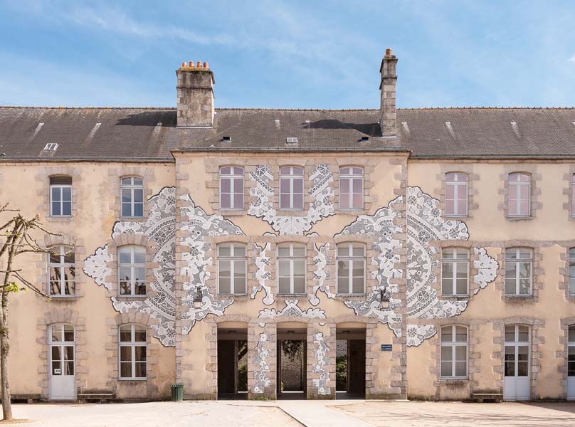 © Olivier Héron, Direction de la Communication de Ville d’Alençon Façade du musée. Fresque réalisée par l’artiste NeSpoon