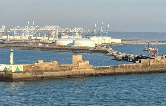 Une digue en pleine mer