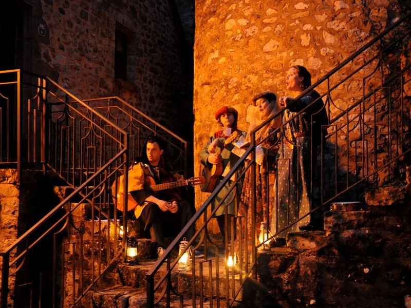 Domfront En Poiraie : Visite Nocturne Musicale du Domfront Médiéval