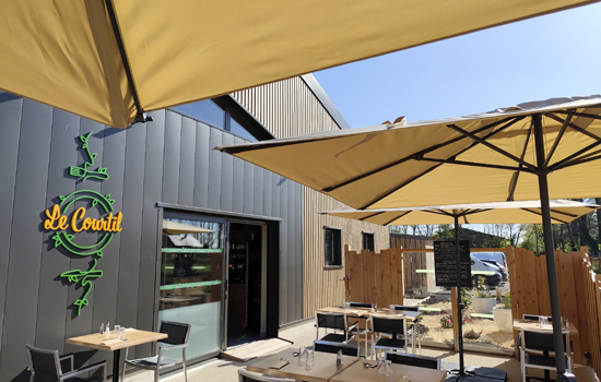 Vignette - La terrasse du Courtil exposée plein sud face au verger