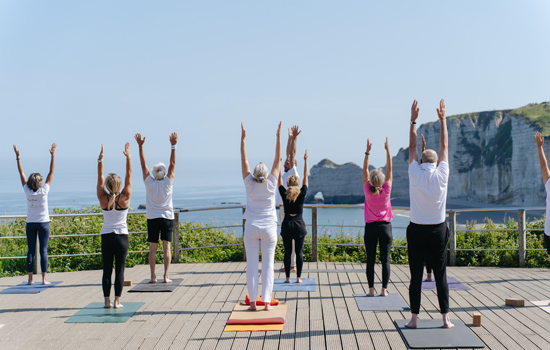 Vignette - Yoga sur la plateforme à Etretat - ©Joshua Mellin Photographe