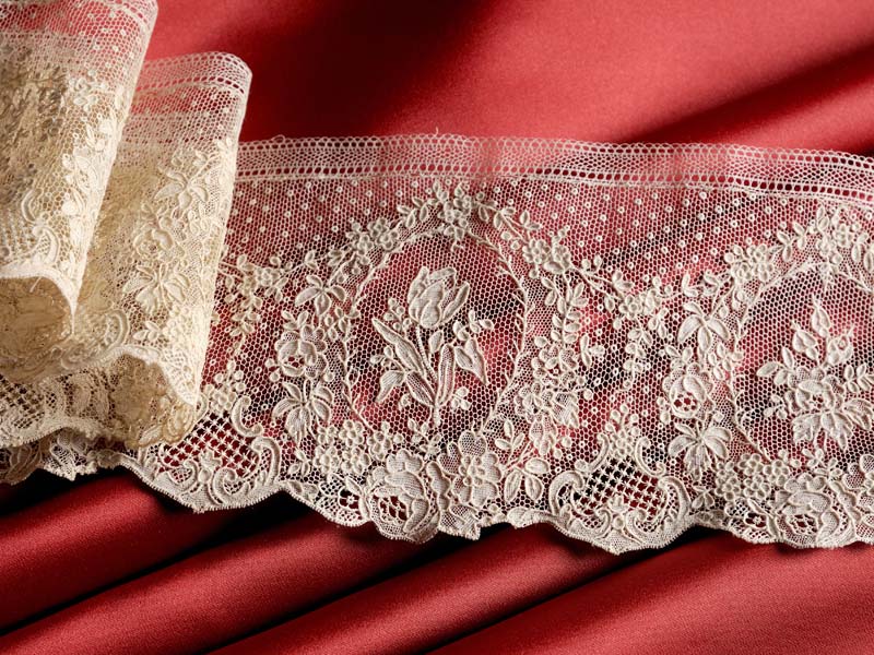 © Musée des Beaux-arts et de la Dentelle, Alençon. Cliché : David Commenchal Volant aux motifs d’iris, lin, dentelle à l’aiguille, Point d’Alençon, XIXe siècle