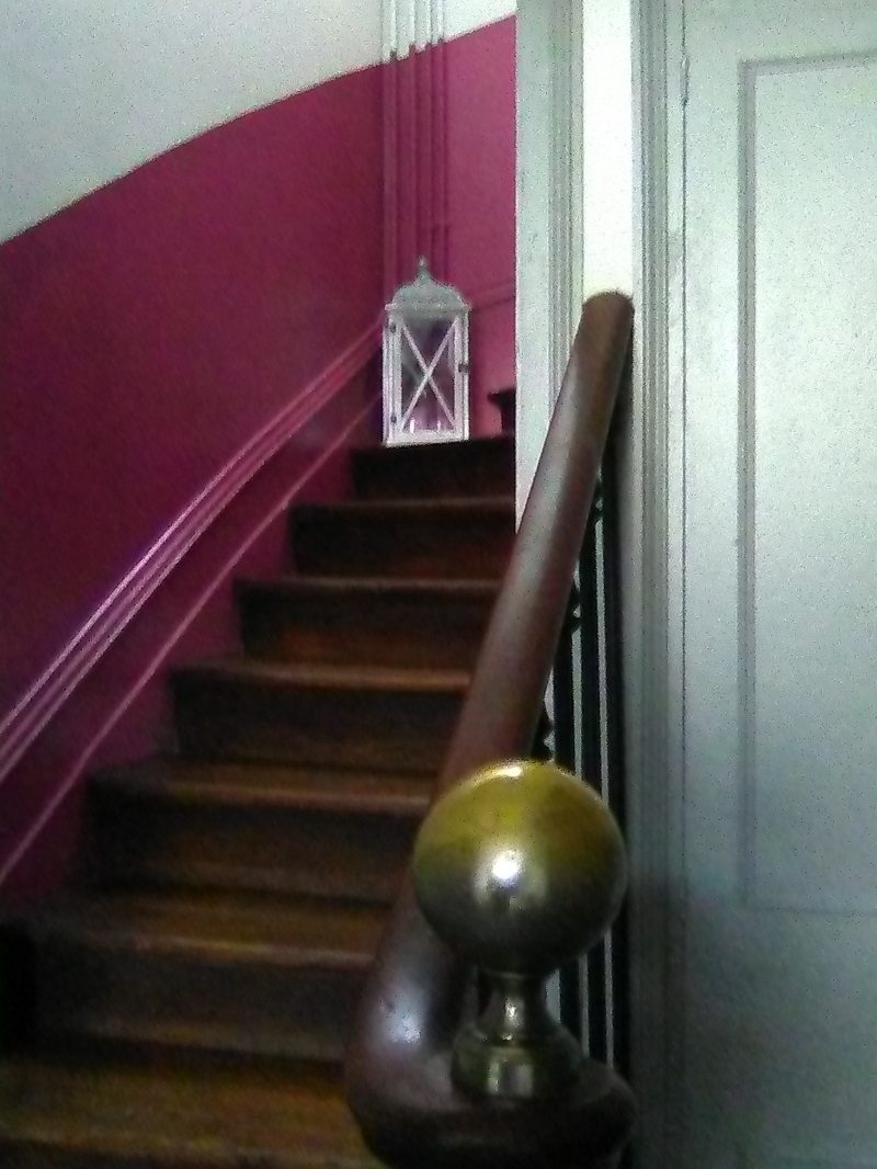 Vue sur l'escalier montant au 1er étage