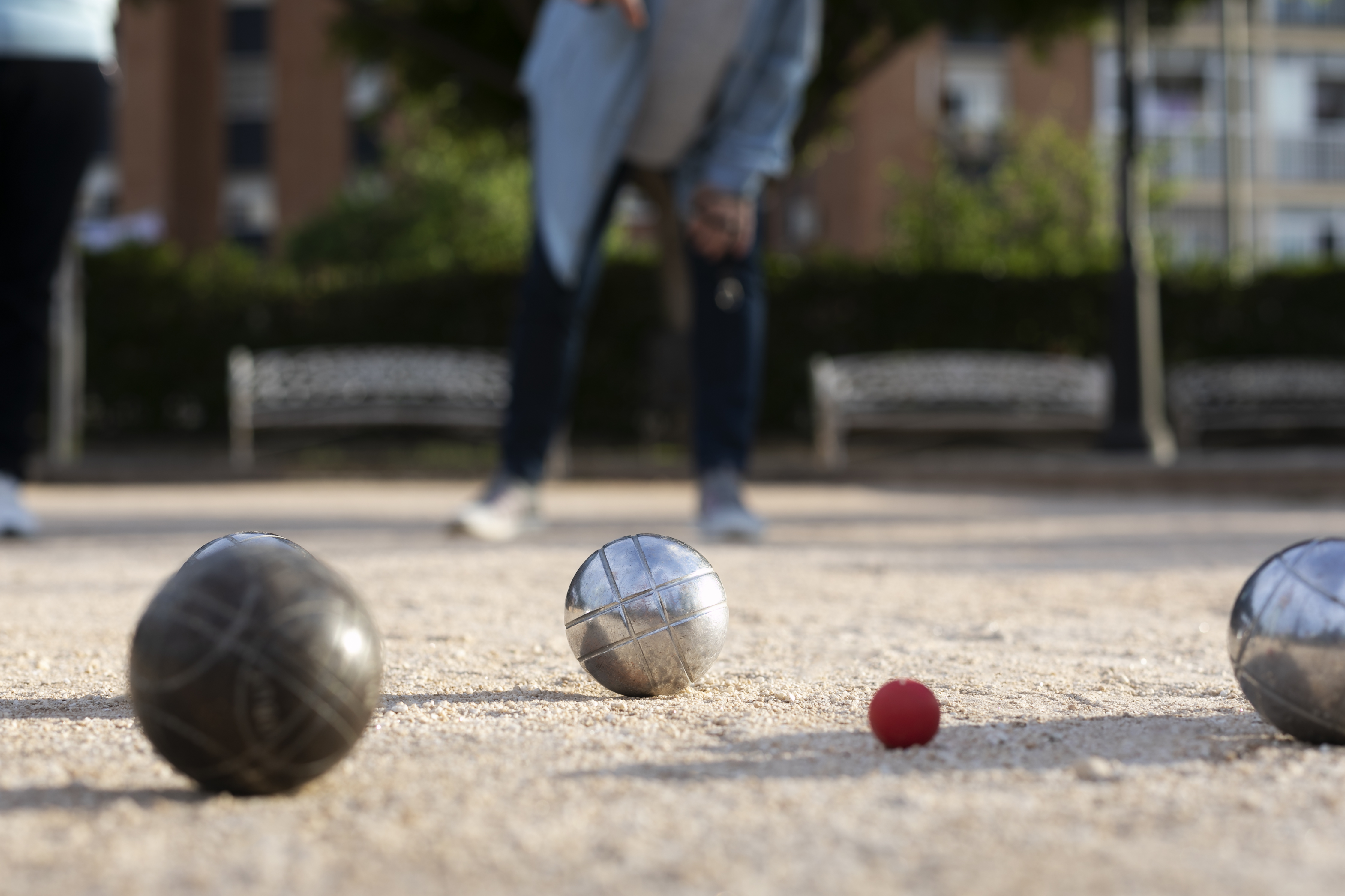 amis-ages-jouant-a-la-petanque