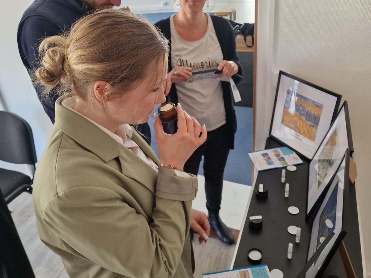 atelier-expolfactive-poppy-au-charbon-courseulles-sur-mer-credit-nancy-picot (18)