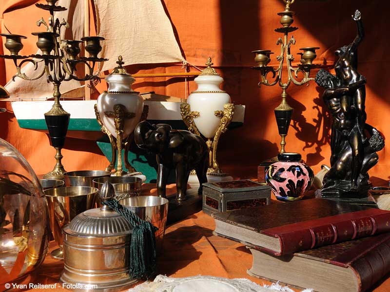 brocante bibelots livres brûle-parfums 1 Yvan Reitserof - Fotolia brocante bibelots livres brûle-parfums 1
