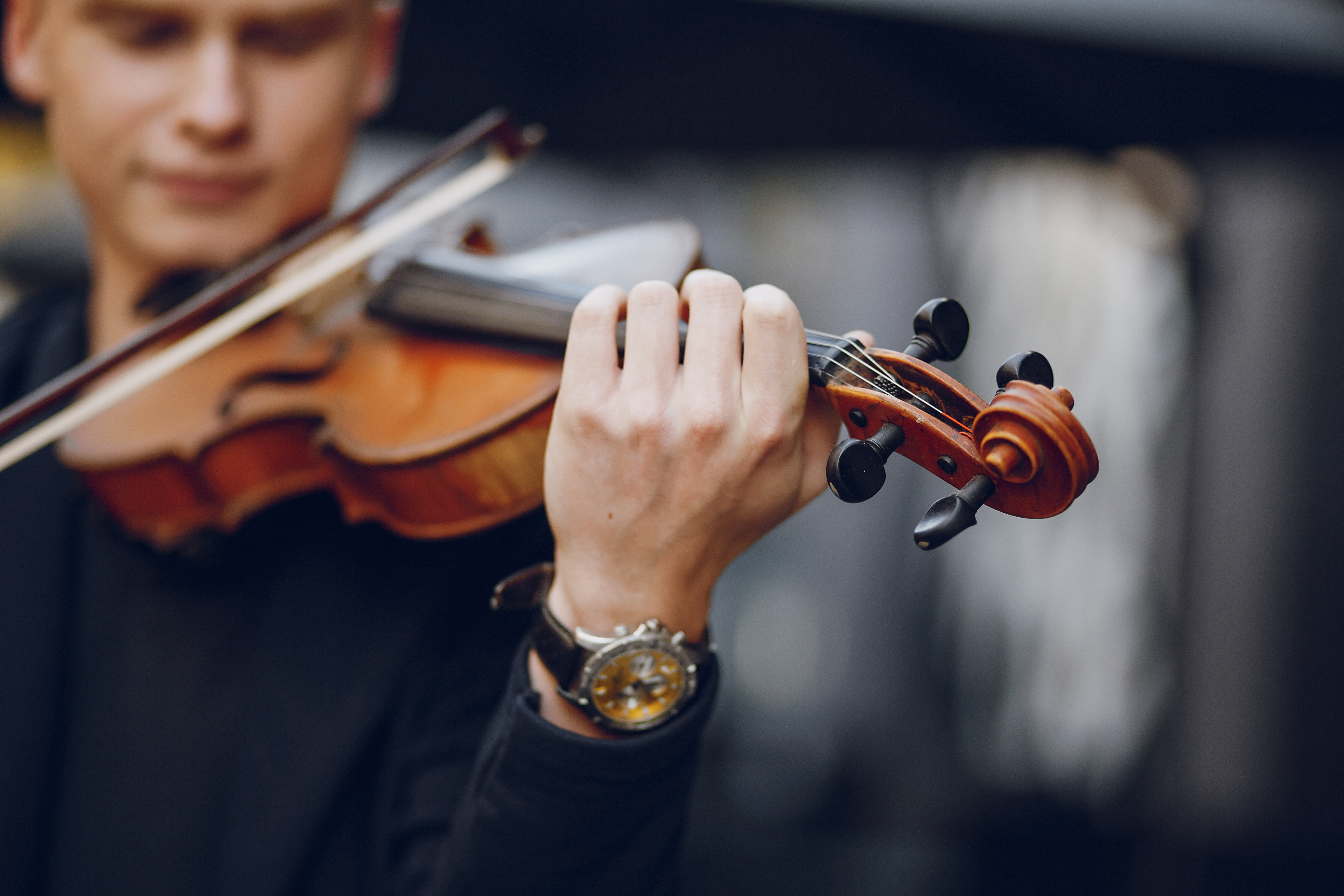 guy with violon