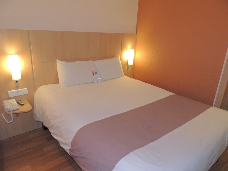 © orne tourisme hotel-ibis-alencon-chambre