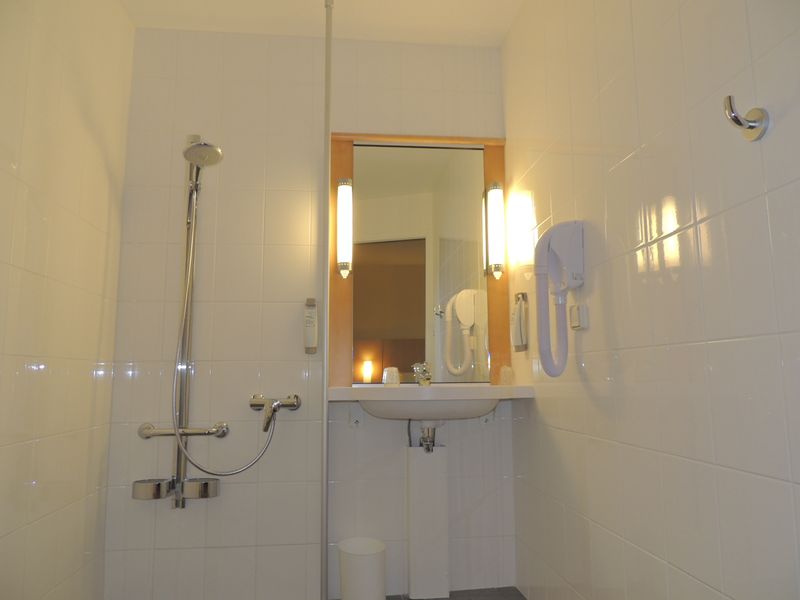 © orne tourisme hotel-ibis-alencon-salle-d-eau