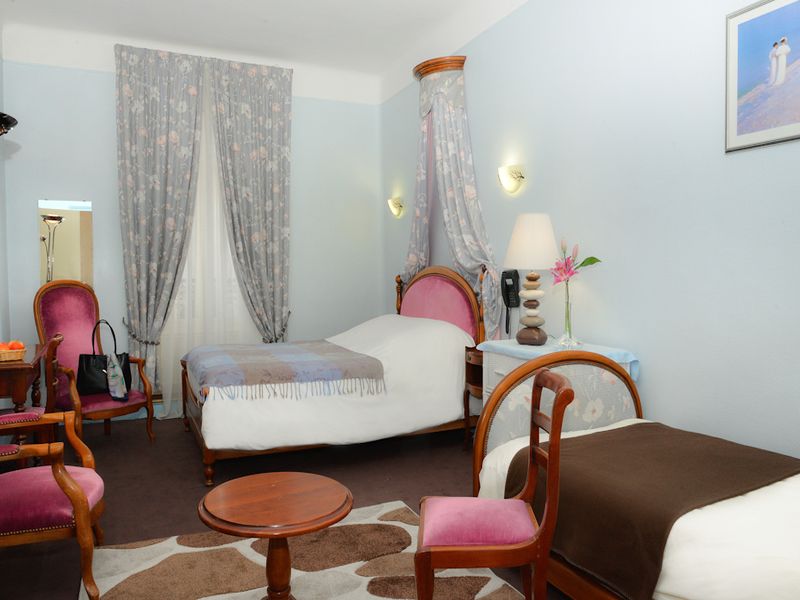 © Hotel le Dauphin hotel-le-dauphin-Sees