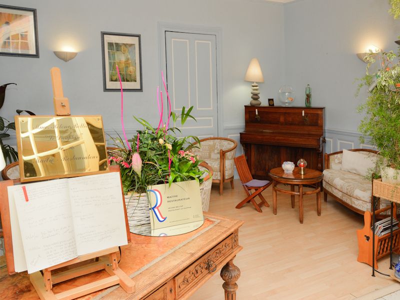 © Hotel Le Dauphin hotel-le-dauphin-Sees