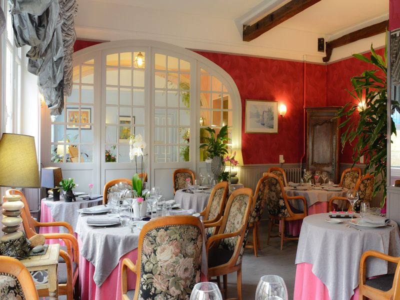 © Hotel Le Dauphin hotel-le-dauphin-Sees
