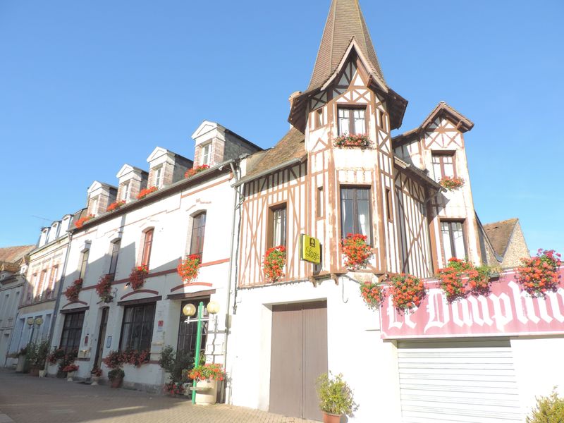 © orne tourisme hotel-le-dauphin-sees