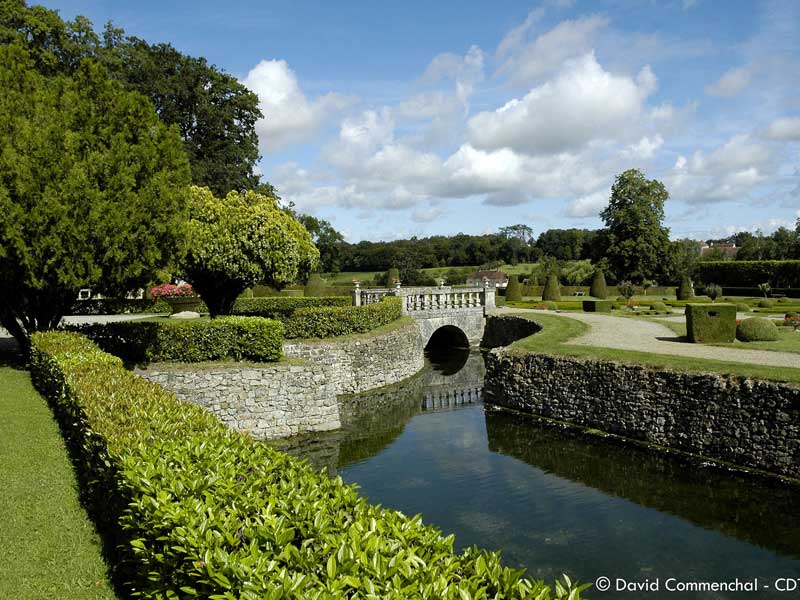 © D. Commenchal Jardins du Château de Sassy - Saint Christophe du Jajolet