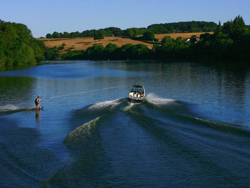 ©JE Rubio Motonautisme en Suisse Normande - Putanges le Lac