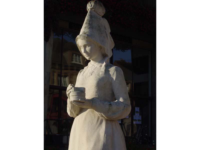 ©OT Pays du Camembert Statues de Marie Harel - Vimoutiers