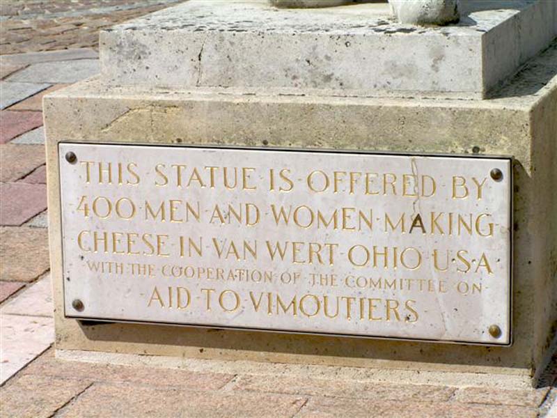 ©OT Pays du Camembert Statues de Marie Harel - Vimoutiers