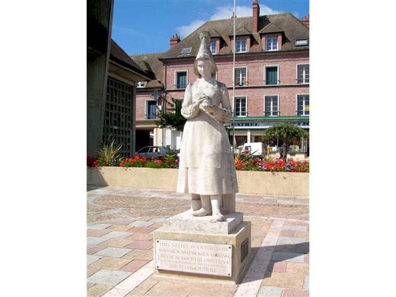 ©OT Pays du Camembert Statues de Marie Harel - Vimoutiers