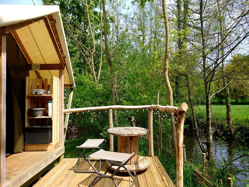 ©CAMPING DE LA ROUVRE tente-accueil-vélo-camping-de-la-rouvre